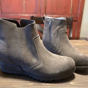 Sorel Wedge bootie, color is Major. Brownish grayish best describes the color.